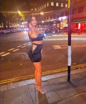 Bruneta sexy nouă în zona ta