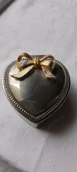 Set Vintage Romantic   Casetă Bijuterii "Inimă" & Broșă Elegentă cu Cristale