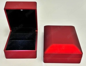 set 2 x cutie bijuterii design elegant,interior catifea, iluminare LED