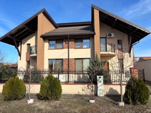 Jumătate de duplex, cu intrare separată și delimitare clară a spațiilor, fără utilizări comune.