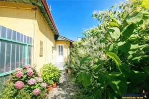 Spatiu pretabil activitati - birouri ateliere copii etc. acces stradal, curte proprie, Racadau