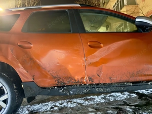 vand Duster usor avariat dreapta 