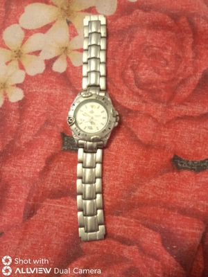 vând ceas de mana este Pe baterie funcționează 