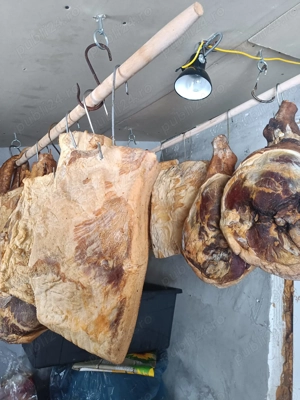 Vand carnati,salam de casa,sunca,clisa afumata,clisa in sare,oua, toate foarte bune si gustoase