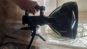 Lanterne de mare putere raza 700 metri ,cu trepied reglabil , 4 acumulatori incarcare usb