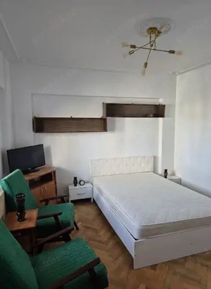 Persona fizica, Apartament cu 2 camere  decomandat podu de fier. iasi