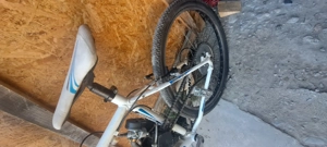 Vind bicicleta cu motor pe benzina 