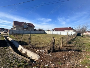 Loc de casa cu dublu front stradal in Madaras.