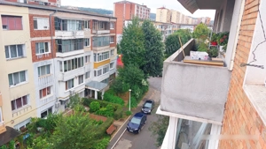 Ultracentral, trei camere, două băi, balcon, zonă centrală, etajul patru, Hunedoara.