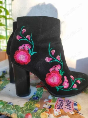 Ghete Botine Elegante Negre, Piele Naturală, cu Broderie Flori Roz - imagine 2