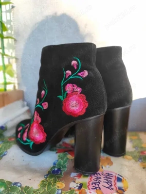 Ghete Botine Elegante Negre, Piele Naturală, cu Broderie Flori Roz - imagine 3