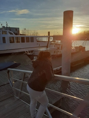 Domnisoara singura .Calea Sagului