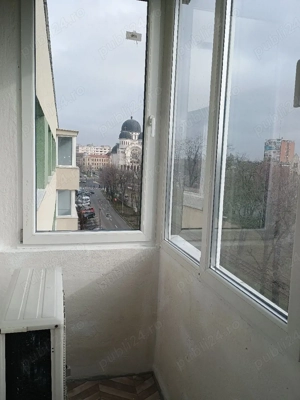 închiriez apartament cu trei camere 