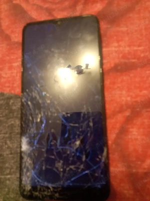 vând telefon are display-ul spart 