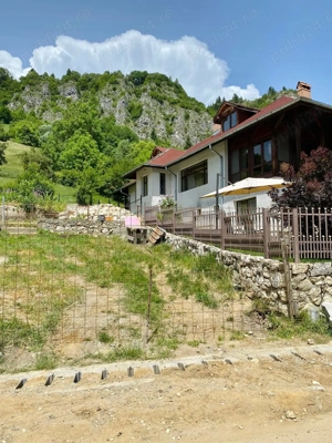 Direct proprietar: Proprietate deosebită   717 mp construiți, 9.721 mp teren   Dâmbovicioara