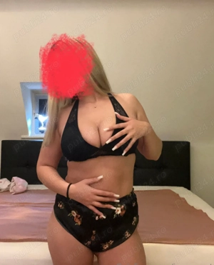 Blonda dulce la tine in oras