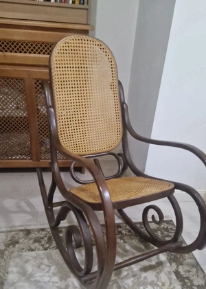 Scaun balansoar din lemn curbat, in stil Thonet.