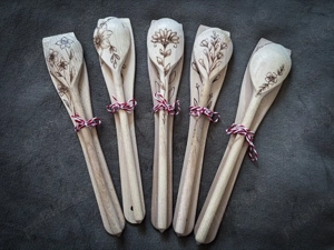 Mărțișoare pirogravate, lucrate cu suflet 