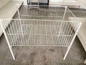 rafturi și manechin pentru magazin