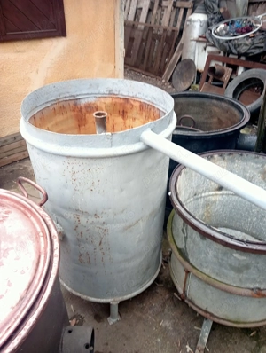 Vand 2 cazane de tuica de 60 de litrii fiecare complecte cu racitor si focar.Pret:2.400 lei buc neg. - imagine 3