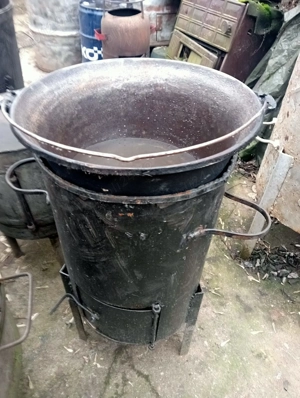 Vand cazan de 15 litrii din fonta cu focar.Pret:450 de lei.