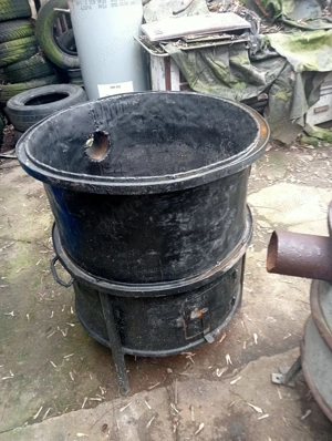 Vand cazan din fonta de 120 litrii foarte gros greutate de 80 kg cu focar petru 120 litrii