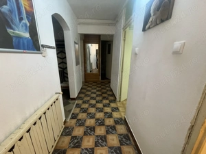 Apartament spatios, decomandat cu 3 camere, 2 bai, 2 spatii de depozitare, situat la parter. - imagine 5