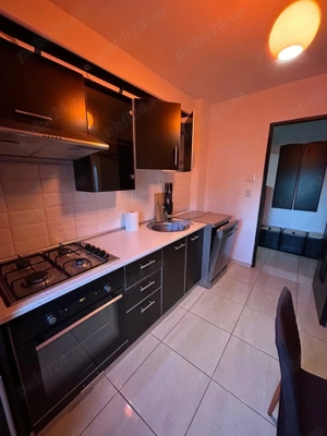 De inchiriat apartament cu 2 camere cu balcon, etaj 3, mobilat și utilat 1.250lei luna - imagine 3