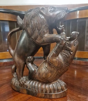 Sculptura leu cu prada, lemn tec