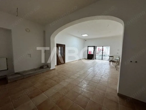 Spatiu comercial 50 mp de inchiriat in centrul Cristianului cu vad bun - imagine 7