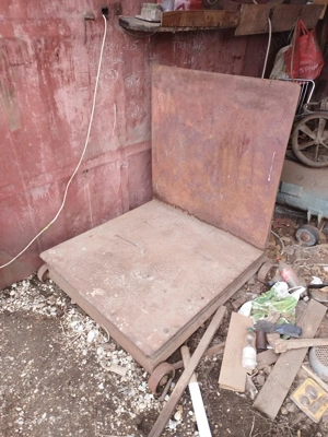 Utilaje vechi atelier   troliu, strung lemn, pânză circulară mare, cântar industrial  - imagine 3