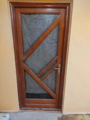 Vând două uși de interior 