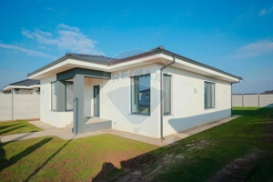 Casă pe nivel de vânzare cu 3 dormitoare, 500 mp teren – Sântandrei