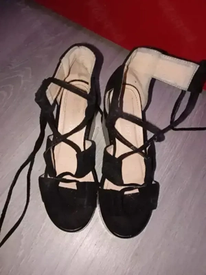 Sandale care se leagă pe picior