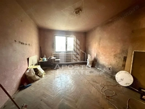 Garsoniera la parter, necesita renovare, zona Buziasului