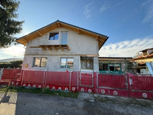 Vând două proprietăți în aceeași curte 