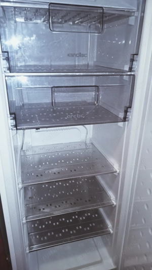 Congelator ARCTIC cu 5 sertare este nou nefolosit se vinde la juma de pret  este cel mare 215 l