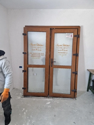 vând 2 usi plus geamuri 