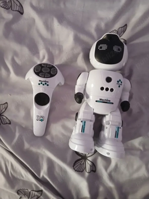 Vând robot la 150 de Ron cu telecomandă.