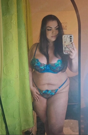 Alle.. Bruneta cu forme! 