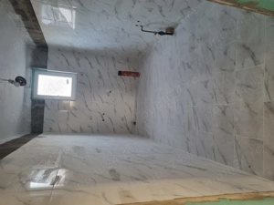 Executam lucrări de construcții. 