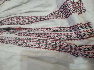 Ie și fustă brodate manual pe pânză de bumbac,stare foarte bună.
