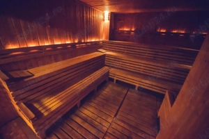 caut fata pentru o iesire