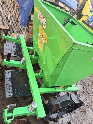 Mașină de plantat cartofi mașina de scos cartofi și un ierbicidator  - imagine 9