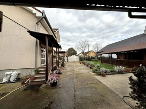 Casa 330 mp cu teren 2300 mp in Santandrei, langa Oradea - imagine 2