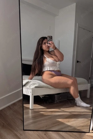 Anca singura in locație  fac și masaj