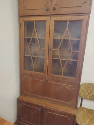 Biblioteca-vitrina cu corp suspendat 