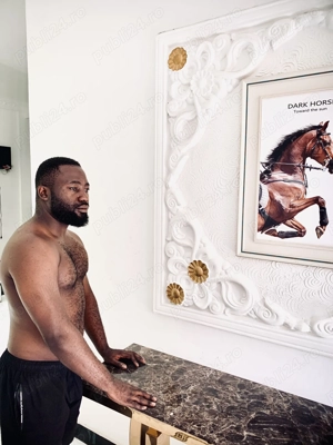 Sunt bărbat negru, sunt aici pentru tine 