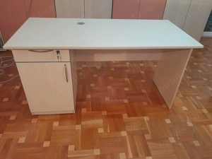 2 birouri identice cu sertar si dulap, în stare perfectă 