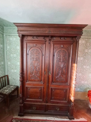Vând dulap antic din lemn masiv sculptat